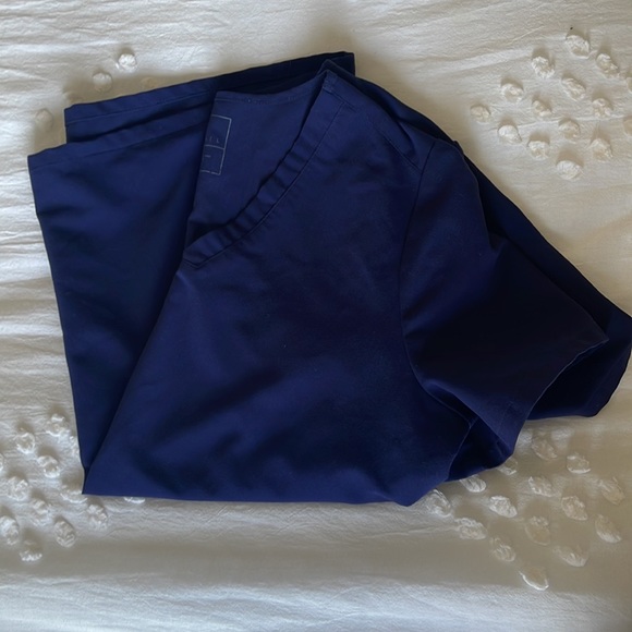 Figs Casma 3 Pocket Scrub Top - Picture 2 of 3